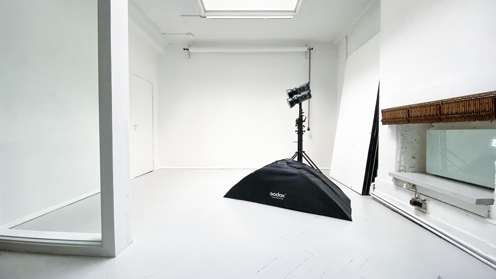 STUDIO WITH LIGHT EQUIPMENT